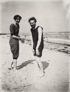 virgina woolf and clive bell in their swimming costumes